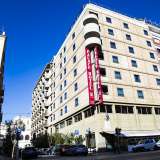 Il nostro viaggio si conclude in via Lombardi, piccola traversa di corso Vittorio Emanuele. Qui dal 1956 si trova il �quattro stelle� Palace Hotel, dotato di 195 stanze. Progettato dall�architetto Dino Pezzuto, si presenta su sei piani e un esterno color ocra molto essenziale 